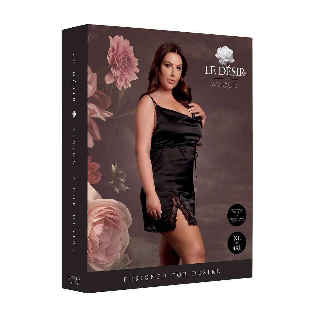 AMR007BLKOSX-2 Seksowna jedwabista sukienka plus size z odkrytymi plecami i rozcięciem, pełna blasku – Le Desir - obrazek 1